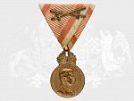 Bronzová vojenská záslužná medaile - SIGNUM LAUDIS Karel I., původní vojenská stuha s meči, na hraně značka BRONZE, originální etue