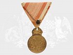 Bronzová vojenská záslužná medaile - SIGNUM LAUDIS Karel I., původní vojenská stuha s meči, na hraně značka BRONZE, originální etue