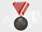 Stříbrná medaile za statečnost, 1. třídy, 9. vydání 1917-1918 Karel, na hraně punc hl. punc. úřadu Vídeň, A v kroužku, původní vojenská stuha