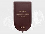 Vojenský záslužný kříž III. třídy s válečnou dekorací, na závěsném očku punc Ag a značka výrobce FR, původní vojenská stuha s meči, původní etue značená Rothe & Neffe, Wien