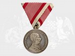 Stříbrná medaile za statečnost, 1. třídy, 8. vydání 1914-1917 F.J.I., náhradní kov, varianta portrétu, původní vojenská stuha