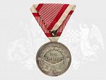 Stříbrná medaile za statečnost, 1. třídy, 8. vydání 1914-1917 F.J.I., náhradní kov, varianta portrétu, původní vojenská stuha