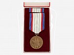 Medaile - Za upevňování přátelství ve zbrani III. třída, etue