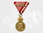 Vojenská záslužná medaile Signum Laudis F.J.I., zlacený bronz, původní voj. stuha s meči