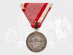 Stříbrná medaile za statečnost, 2. třídy, 8. vydání 1914-1917 F.J.I., původní trojúhelníková stuha