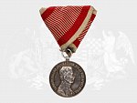 Stříbrná medaile za statečnost 2. třídy, 9. vydání 1917-1918 Karel, na hr. punc hl. punc. úřadu Vídeň, A v kroužku, původní vojenská stuha