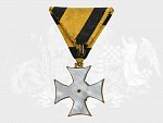 Vojenský služební kříž pro důstojníky II.tř. za 40/35 let služby, 3. vydání z let 1890 - 1918, pozlacený bronz, revers opatřen perletí, původní stuha