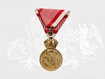 Vojenská záslužná medaile Signum Laudis F.J.I., zlacený bronz, původní voj. stuha