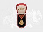 Bronzová vojenská záslužná medaile - SIGNUM LAUDIS Karel I., původní vojenská stuha s meči, na hraně značka BRONZE, originální etue značená ZIMBLER WIEN VII