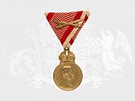 Bronzová vojenská záslužná medaile - SIGNUM LAUDIS Karel I., původní vojenská stuha s meči, na hraně značka BRONZE, originální etue značená ZIMBLER WIEN VII