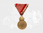 Bronzová vojenská záslužná medaile - SIGNUM LAUDIS Karel I., původní vojenská stuha s meči, na hraně značka BRONZE, originální etue značená ZIMBLER WIEN VII