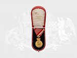 Vojenská záslužná medaile Signum Laudis F.J.I., zlacený bronz, původní vojenská stuha, orig.etue značená G.A.SCHEID BUDAPEST