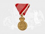 Vojenská záslužná medaile Signum Laudis F.J.I., zlacený bronz, původní vojenská stuha, orig.etue značená G.A.SCHEID BUDAPEST