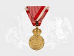Vojenská záslužná medaile Signum Laudis F.J.I., zlacený bronz, původní vojenská stuha, orig.etue značená G.A.SCHEID BUDAPEST