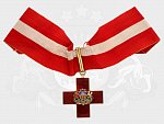 Kříž lotyšského červeného kříže I. třídy, nákrční dekorace, pozlacené stříbro, neznačeno, mírně poškozený smalt v horním rameni kříže na aversu, nepůvodní etue