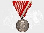 Stříbrná medaile za statečnost 2. třídy, 9. vydání 1917-1918 Karel, na hr. punc hl. punc. úřadu Vídeň, A v kroužku, nová vojenská stuha