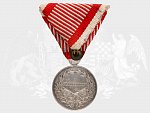 Stříbrná medaile za statečnost 2. třídy, 9. vydání 1917-1918 Karel, na hr. punc hl. punc. úřadu Vídeň, A v kroužku, nová vojenská stuha