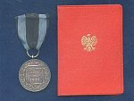 Stříbrná záslužná medaile Na polu chvaly + dekret