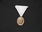 Miniatura Cestná medaile za zásluhy o červený kříž s válečnou dekorací, pozlaceny bronz