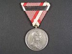 Medaile za statečnost I. třídy, postříbřený bronz, varianta portrétu, původní vojenská stuha, nová ocel. páska za 2x udělení, vydání 1914 - 1917
