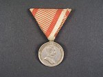 Bronzová medaile za statečnost, náhradní kov, varianta portrétu, původní vojenská stuha, vydání 1914 - 1917