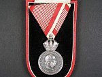 Stříbrná vojenská záslužná medaile Signum Laudis F.J.I., Ag, původní voj. stuha + orig. etue