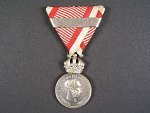 Stříbrná vojenská záslužná medaile Signum Laudis F.J.I., postříbřený bronz, původní voj. stuha s originální značenou páskou za 2x udělení