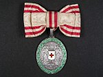 Stříbrná čestná medaile Za zásluhy o Červený Kříž s válečnou dekorací na dámské stuze, Ag