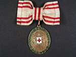 Bronzová čestná medaile Za zásluhy o Červený Kříž s válečnou dekorací na dámské stuze