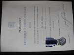 ČS vojenská medaile - Za zásluhy, luxus. stav s dekretem