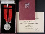 Vyznamenání - Za zásluhy o výstavbu I. vydání 1951-1960 ČSR č.1122 + orig. etue a dekret s podpisem předsedy vlády V. Širokým