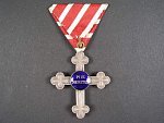Záslužný kříž pro vojenské duchovní II.stupeň, postříbřený bronz, na kroužku značka hvězdička