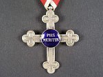 Záslužný kříž pro vojenské duchovní II.stupeň, postříbřený bronz, na kroužku značka hvězdička