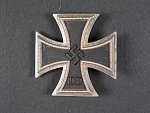 Železný kříž I. stupně 1939 se sponou, výrobce Gebruder Godet & Co.