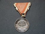 Stříbrná medaile za statečnost, 1. třídy 1914-1917 na hraně značka A, původní páska za 2x udělení, značka ZIMBLER WIEN