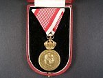 Vojenská záslužná medaile Signum Laudis F.J.I., zlacený bronz + orig. etue