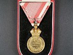 Vojenská záslužná medaile Signum Laudis F.J.I., zlacený bronz + orig. etue
