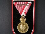 Vojenská záslužná medaile Signum Laudis F.J.I., zlacený bronz, novodobá stuha + orig. etue