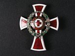 Vyznamenání za zásluhy o červený kříž, důstojnický kříž, puncované Ag, místy odpadlý zelený smalt z věnce