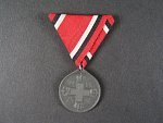 Medaile červeného kříže 3. třídy, zinek, na trojůhelníkové stuze
