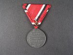 Medaile červeného kříže 3. třídy, zinek, na trojůhelníkové stuze