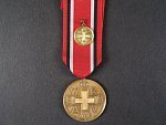 Medaile červeného kříže 3. třídy, zlacený bronz + miniatura
