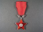 Řád Rudé hvězdy ČSR č.757, poškozený smalt v cípu hvězdy na reverzu