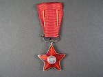 Řád Rudé hvězdy ČSR č.757, poškozený smalt v cípu hvězdy na reverzu