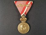 Vojenská záslužná medaile Signum Laudis F.J.I., zlacený bronz, původní voj. stuha s meči