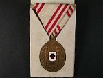 Bronzová čestná medaile Za zásluhy o Červený Kříž na původní stuze + etue, poškozená