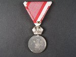 Stříbrná vojenská záslužná medaile Signum Laudis F.J.I., postříbřený zinek, nová stuha