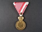 Vojenská záslužná medaile Signum Laudis F.J.I., zlacený bronz, nová stuha