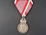Stříbrná vojenská záslužná medaile Signum Laudis Karel, Ag, původní voj. stuha