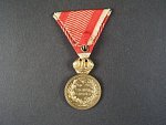 Vojenská záslužná medaile Signum Laudis F.J.I., zlacený bronz, původní voj. stuha